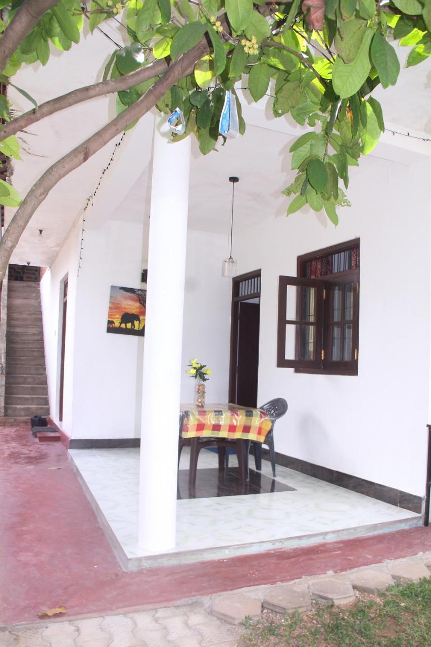 Hotel Sea Side Bay House à Weligama Extérieur photo